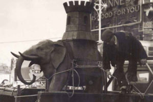 Elephant statue being removed from Elephant and Castle pub 1959